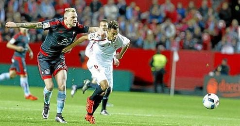 Kolo pugna con Guidetti para hacerse con el balón. Kolo pugna con Guidetti para hacerse con el balón.