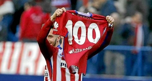 El de Fuenlabrada celebra el tanto conseguido ante el Eibar con una camiseta que le dieron sus compañeros. El de Fuenlabrada celebra el tanto conseguido ante el Eibar con una camiseta que le dieron sus compañeros.