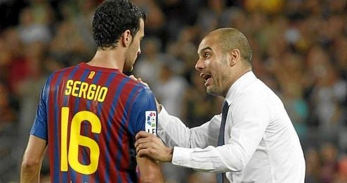 En la imagen, Guardiola en su etapa como técnico culé, dando instrucciones a Busquets. En la imagen, Guardiola en su etapa como técnico culé, dando instrucciones a Busquets.