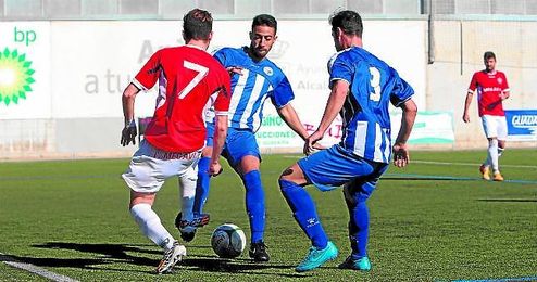 En la imagen, un lance del duelo entre el Estrella y el Espeleño, dos de los candidatos al ascenso. En la imagen, un lance del duelo entre el Estrella y el Espeleño, dos de los candidatos al ascenso.