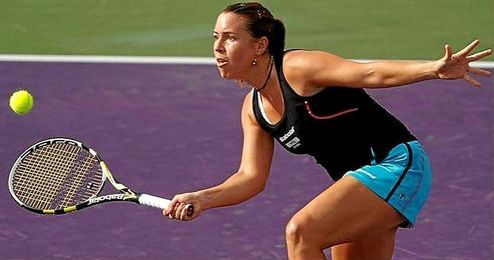 En la imagen, la tenista Laura Pous restando una bola. En la imagen, la tenista Laura Pous restando una bola.