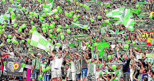 Aficionados del Betis en las gradas del estadio Benito Villamarín. Aficionados del Betis en las gradas del estadio Benito Villamarín.