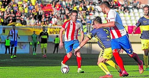 En la imagen, Javi Medina disputando un partido ante el Cádiz en el Nuevo Mirador. En la imagen, Javi Medina disputando un partido ante el Cádiz en el Nuevo Mirador.