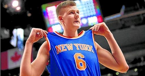 En la imagen, Kristaps Porzingis vistiendo la camiseta de los Knicks. En la imagen, Kristaps Porzingis vistiendo la camiseta de los Knicks.