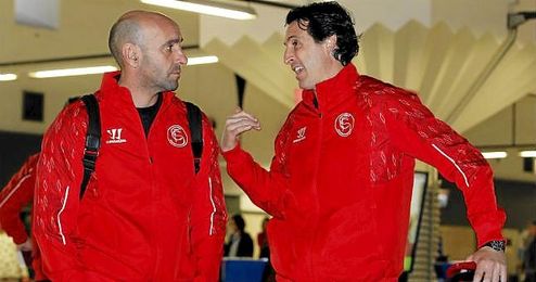 Monchi habla con Unai Emery, en una imagen de archivo. Monchi habla con Unai Emery, en una imagen de archivo.