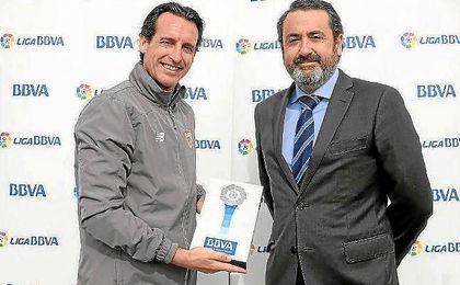 Emery, con el premio que le otorga como mejor entrenador de enero. Emery, con el premio que le otorga como mejor entrenador de enero.