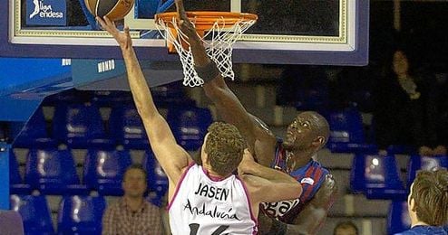 Pancho Jasen encara a Boniface Ndong en la última victoria del CB Sevilla en el Palau. Pancho Jasen encara a Boniface Ndong en la última victoria del CB Sevilla en el Palau.