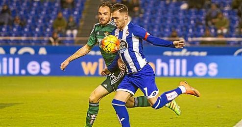 Lucas Pérez pugna por el balón con Westermann. Lucas Pérez pugna por el balón con Westermann.