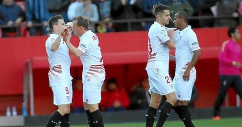 Krohn-Dehli y Gameiro se abrazan tras el 2-0. Krohn-Dehli y Gameiro se abrazan tras el 2-0.