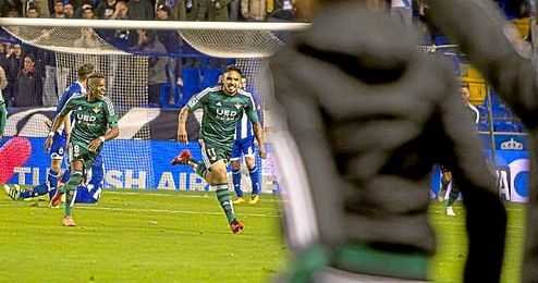 Vargas celebra su gol en Riazor. Vargas celebra su gol en Riazor.