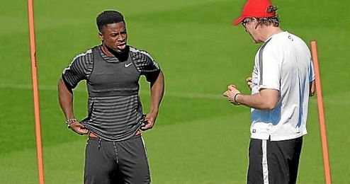 Blanc, junto a Aurier, en un entrenamiento del PSG. Blanc, junto a Aurier, en un entrenamiento del PSG.