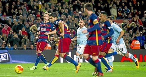 Messi cede a Luis Suárez en el penalti. Messi cede a Luis Suárez en el penalti.
