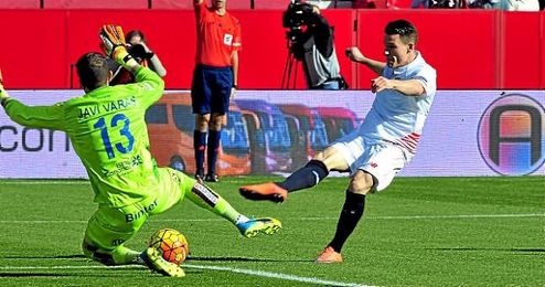 Kévin Gameiro, en la imagen tratando de superar a Javi Varas en el choque del domingo. Kévin Gameiro, en la imagen tratando de superar a Javi Varas en el choque del domingo.