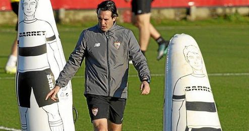 Emery, en el entrenamiento previo a dar a conocer la lista. Emery, en el entrenamiento previo a dar a conocer la lista.