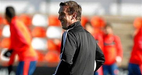 En la imagen, Neville dirigiendo un entrenamiento del Valencia. En la imagen, Neville dirigiendo un entrenamiento del Valencia.