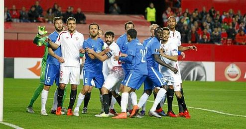 El portugués formó atrás junto a Kolo. El portugués formó atrás junto a Kolo.