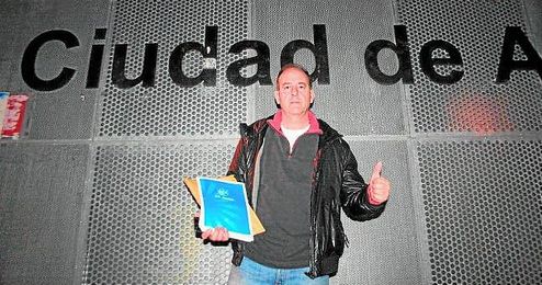 Rafael La Casa posa junto al campo alcalareño presentando su candidatura. Rafael La Casa posa junto al campo alcalareño presentando su candidatura.