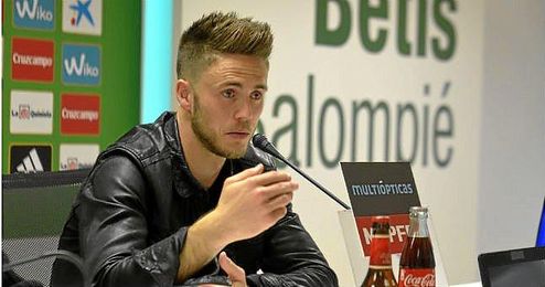 Ricky Van Wolfswinkel, atendiendo a los medios en sala de prensa. Ricky Van Wolfswinkel, atendiendo a los medios en sala de prensa.