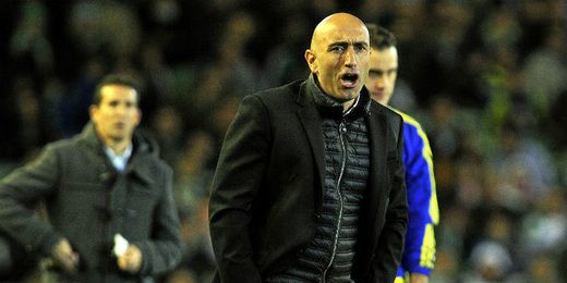 Abelardo, en la banda del Villamarín. Abelardo, en la banda del Villamarín.