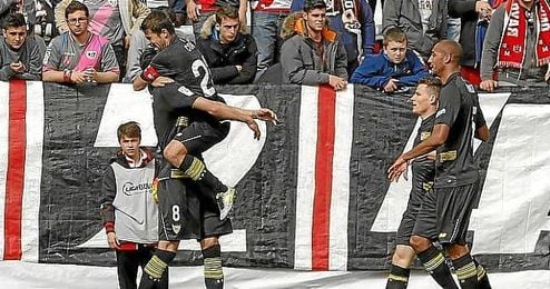 Coke se abraza a Iborra tras el 0-2. Coke se abraza a Iborra tras el 0-2.