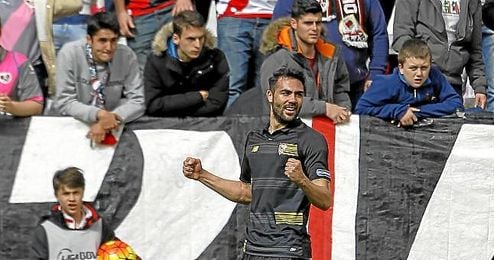 Parte de la afición del Sevilla se quedó fuera de Vallecas. . Parte de la afición del Sevilla se quedó fuera de Vallecas. .