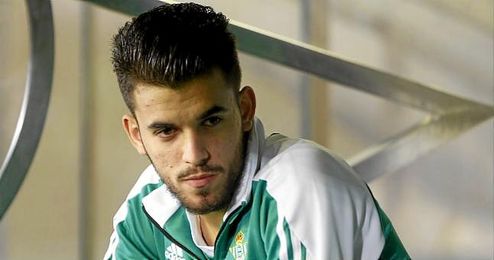 Dani Ceballos, en el banquillo del Benito Villamarín. Dani Ceballos, en el banquillo del Benito Villamarín.