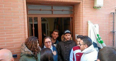 Imagen de la concentración formada para parar el desahucio. Imagen de la concentración formada para parar el desahucio.