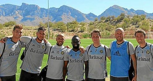Tarek, junto a sus compañeros en la pretemporada en Tucson. Tarek, junto a sus compañeros en la pretemporada en Tucson.
