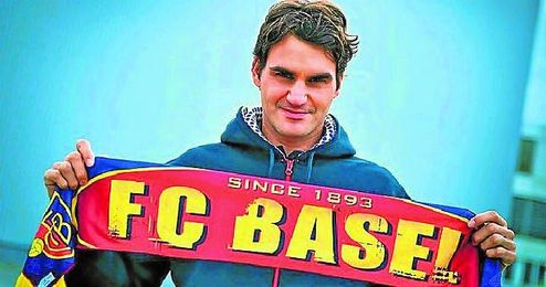 Roger Federer posa con la bufanda del Basilea, su equipo. Roger Federer posa con la bufanda del Basilea, su equipo.