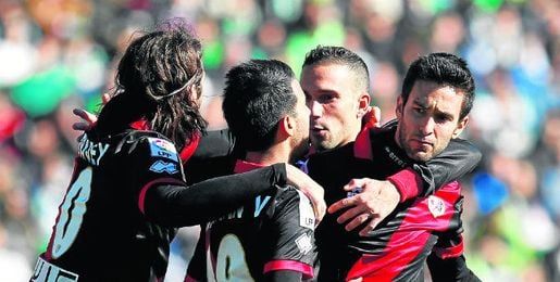 Los jugadores del Rayo celebran el empate conseguido en su última visita al Benito Villamarín. Los jugadores del Rayo celebran el empate conseguido en su última visita al Benito Villamarín.