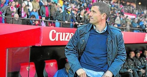 Gracia podría recalar en el banquillo del Sevilla si Emery no sigue. Gracia podría recalar en el banquillo del Sevilla si Emery no sigue.