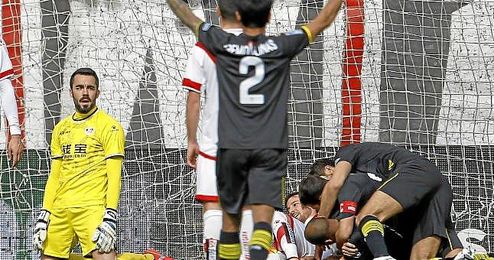 El Sevilla vio volar en Vallecas una renta de dos goles. El Sevilla vio volar en Vallecas una renta de dos goles.