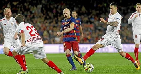 Vitolo, en ataque y en defensa. Vitolo, en ataque y en defensa.