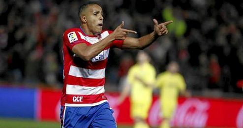 En la imagen, El Arabi celebrando un gol con el Granada. En la imagen, El Arabi celebrando un gol con el Granada.