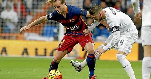 Ivan Rakitic y Sergio Ramos pugnan por un balón en el Clásico de la ida. Ivan Rakitic y Sergio Ramos pugnan por un balón en el Clásico de la ida.