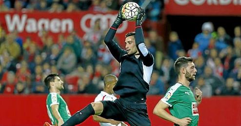 Sergio Rico atrapa un baló por alto ante el Eibar. Sergio Rico atrapa un baló por alto ante el Eibar.