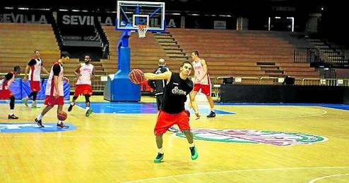 El estadounidense Scott Bamforth, durante un entrenamiento en las instalaciones de San Pablo. El estadounidense Scott Bamforth, durante un entrenamiento en las instalaciones de San Pablo.