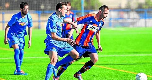 El cerreño Juani Chacón, motor del equipo, en un lance contra el Torreblanca. El cerreño Juani Chacón, motor del equipo, en un lance contra el Torreblanca.