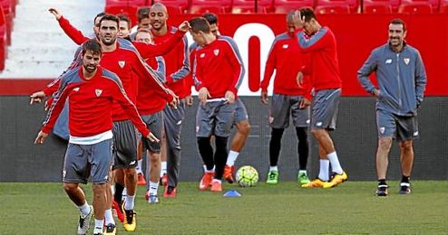 Imagen de un entrenamiento del Sevilla en el Sánchez Pizjuán. Imagen de un entrenamiento del Sevilla en el Sánchez Pizjuán.