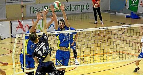 Lance del partido entre el CV Mediterráneo y el Cajasol Juvasa Voley. Lance del partido entre el CV Mediterráneo y el Cajasol Juvasa Voley.