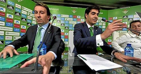 López Catalán, junto a Ángel Haro, presidente del Betis. López Catalán, junto a Ángel Haro, presidente del Betis.