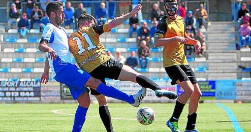 El panadero Manu Fidalgo le intenta robar el balón al gaditano Carri en un lance de juego. El panadero Manu Fidalgo le intenta robar el balón al gaditano Carri en un lance de juego.