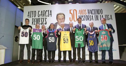 Aíto posó con las camisetas de todos sus equipos como jugador y entrenador. Aíto posó con las camisetas de todos sus equipos como jugador y entrenador.