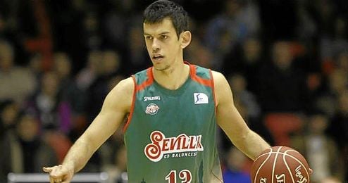 Miljenovic, durante el partido ante el Obradoiro en San Pablo. Miljenovic, durante el partido ante el Obradoiro en San Pablo.