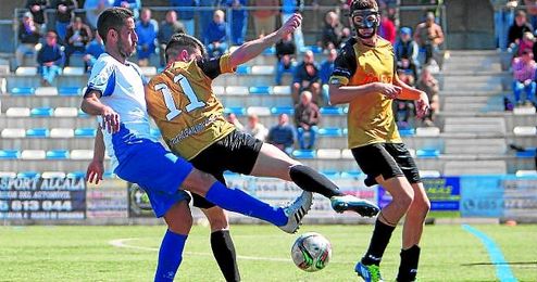 Manu Fidalgo, autor del 1-0 ante el Sanluqueño, en un lance del citado encuentro. Manu Fidalgo, autor del 1-0 ante el Sanluqueño, en un lance del citado encuentro.