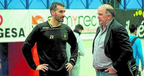 Javier Cabanas, junto a ´Chispi´ durante un entrenamiento. Javier Cabanas, junto a ´Chispi´ durante un entrenamiento.