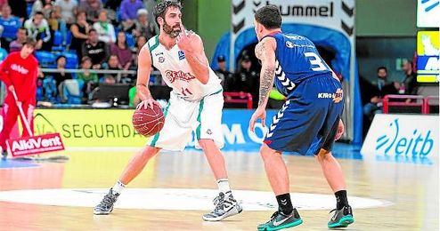 El capitán del Baloncesto Sevilla, Berni Rodríguez, durante el partido de la primera vuelta ante el Laboral Kutxa. El capitán del Baloncesto Sevilla, Berni Rodríguez, durante el partido de la primera vuelta ante el Laboral Kutxa.