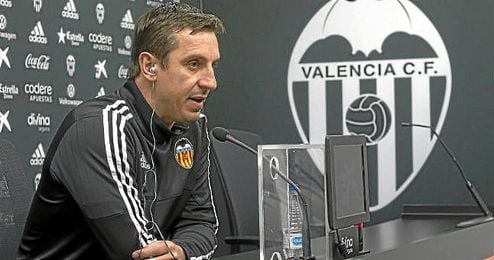 Gary Neville, ante los medios de comunicación. Gary Neville, ante los medios de comunicación.