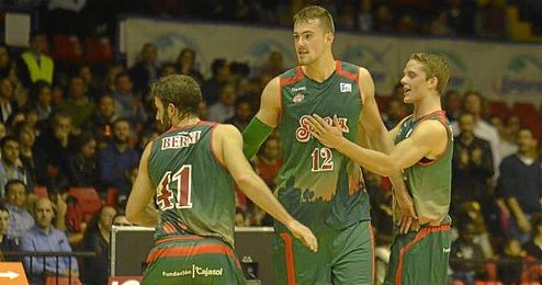 Balvin, junto a Berni y Hakanson ante el Laboral Kutxa. Balvin, junto a Berni y Hakanson ante el Laboral Kutxa.