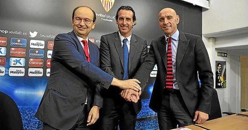 Emery, junto a Castro y Monchi cuando firmó su renovación. Emery, junto a Castro y Monchi cuando firmó su renovación.